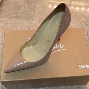 Décolleté patent nude louboutin
